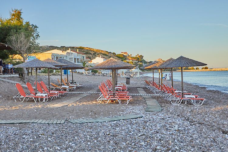 Παραλία Κώμης ομπρέλες