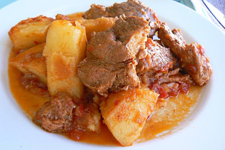 Φρέσκο μοσχαράκι μαγειρεμένο στην κατσαρόλα με κόκκινη σάλτσα Καραβέλα